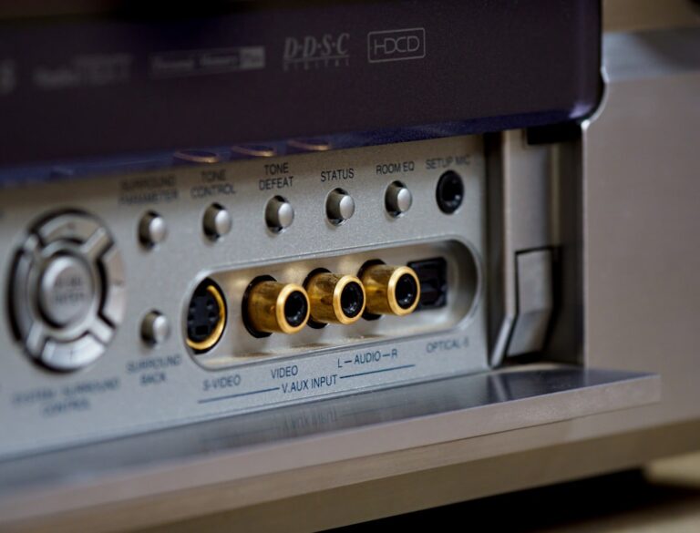 Amplituner a wzmacniacz – czym się różnią i co wybrać?