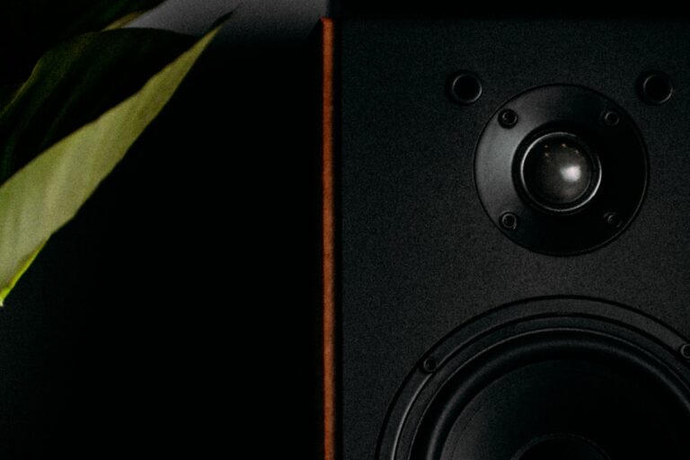 Mini wieża czy soundbar? Porównanie sprzętu audio do salonu