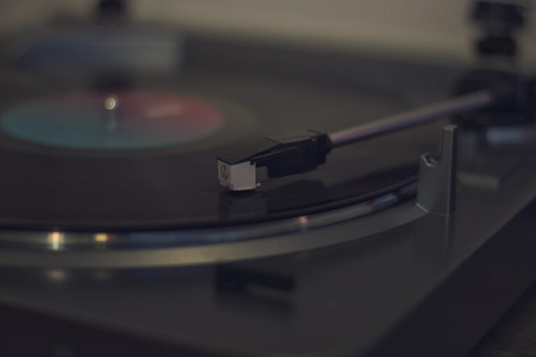 Słuchanie muzyki na winylach – zalety i wady